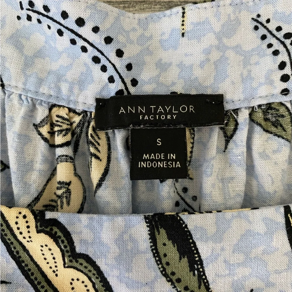 EUC Ann Taylor Factory lightweight flowered short sleeved top, size Small